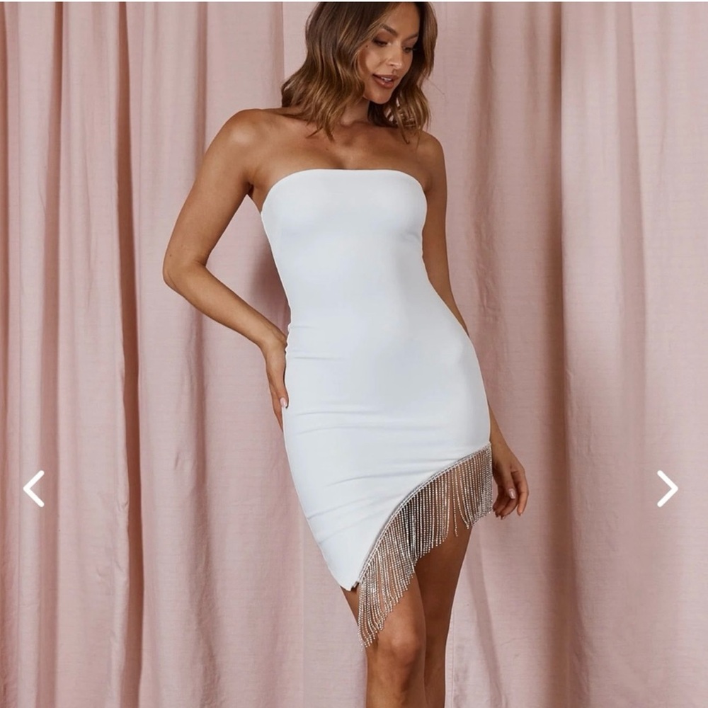 Elegant White Strapless Dress with Fringe
